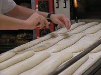 Boulanger fabrique la baguette
